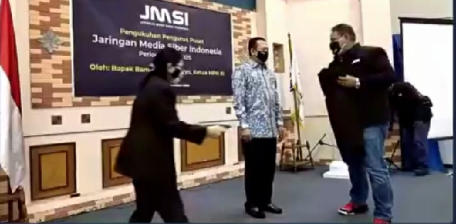 Bambang Soesatyo bersama Teguh Santosa dalam acara pengukuhan. Foto: RMOL