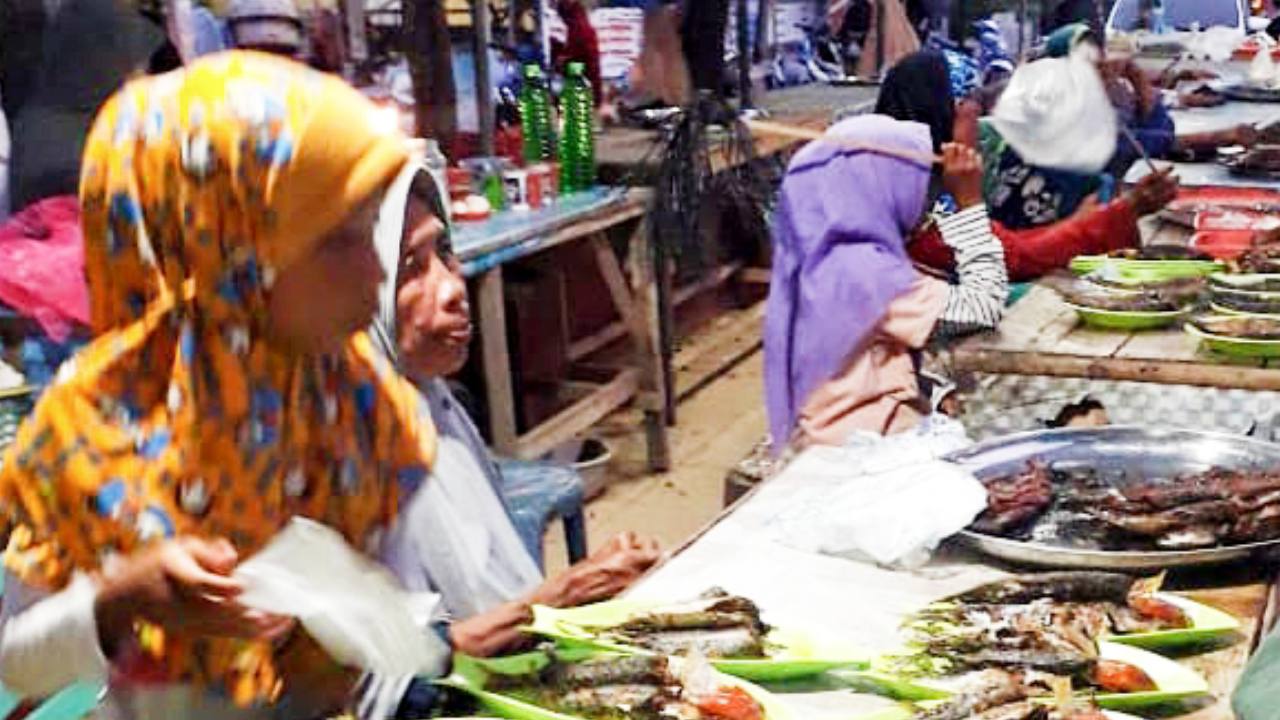 Aktivitas jibu-jibu yang jualan di pasar sore Usuku, Wakatobi. Foto: Ist.