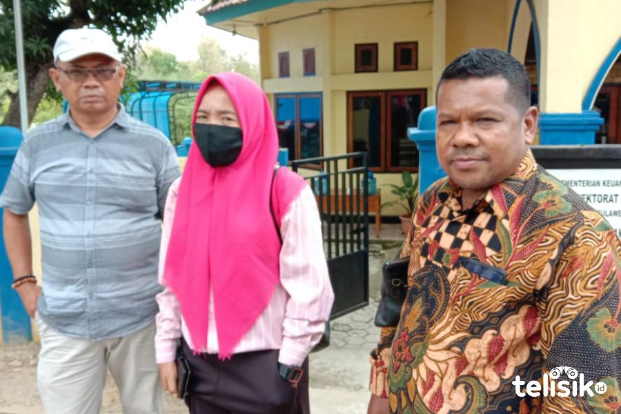 Tim Hukum Paslon TERBAIK, Gegarin bersama Jubir, Darmono usai melapor di Bawaslu. Foto: Sunaryo/Telisik