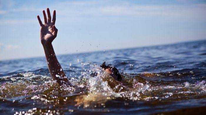 Ilustrasi seseorang tenggelam terbawa arus ombak. Foto: tribunnews.com
