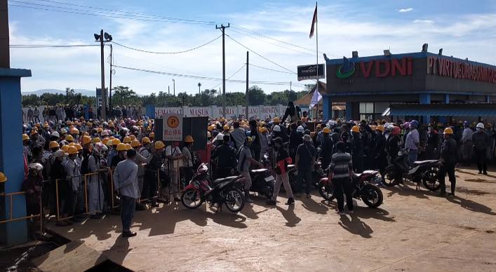 Aksi ribuan buruh PT. VDNI yang mogok kerja. Foto: Ist.