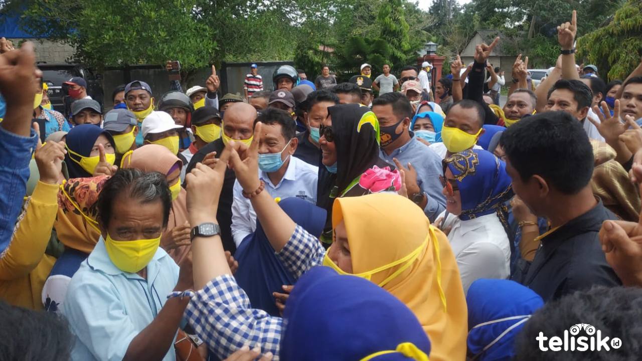 Calon Bupati Buton Utara (Butur) dan Samsu Umar Abdul Samiun ketika disambut massa pendukung dan simpatisan RIDA. Foto: Deni Djohan/Telisik