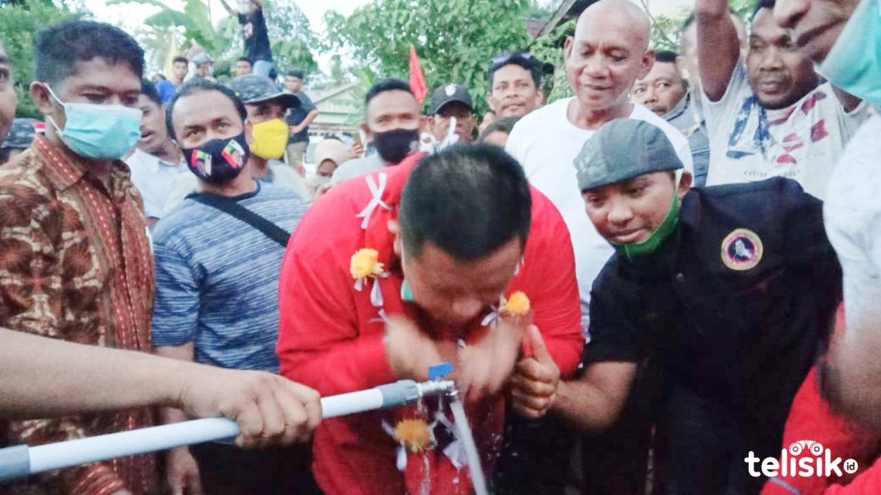 Cabup Muna, LM Rusman Emba mengetes air bersih di Desa Masalili. Foto: Sunaryo/Telisik