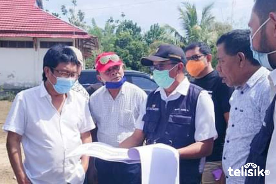 Wakil Ketua Komisi V DPR RI, Ridwan Bae (kiri) meninjau lokasi pembangunan Rusunawa di Motewe. Foto: Sunaryo/Telisik