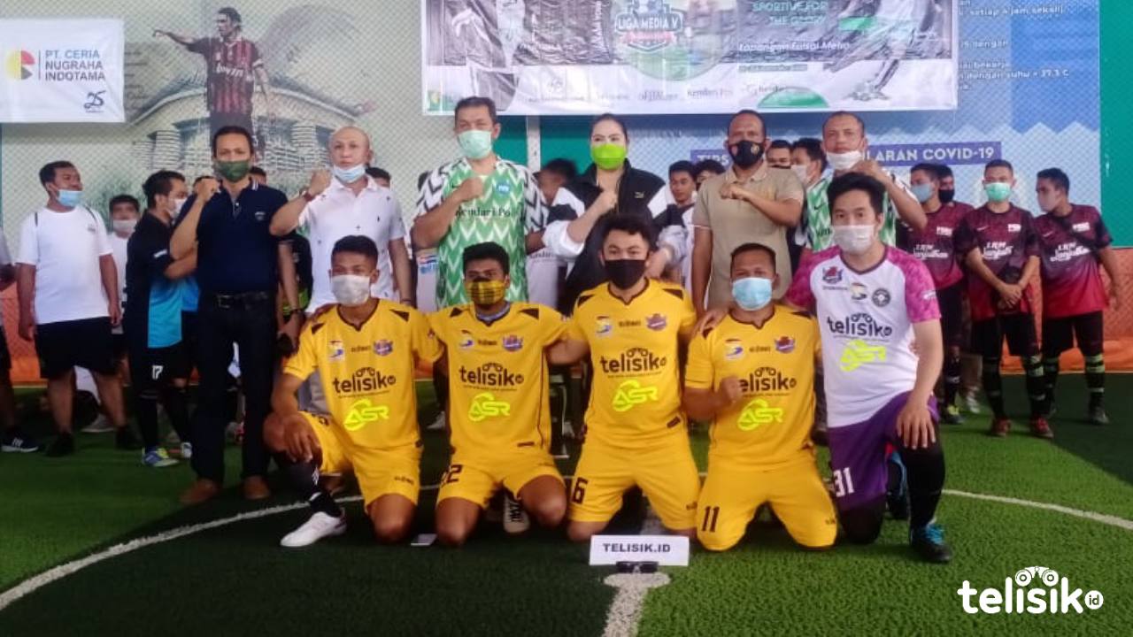 Tim Telisik.id FC bersama Ketua KONI Sultra. Foto: Hir Abrianto/Telisik