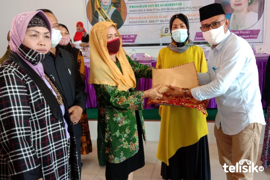 Rektor Unilaki, (kiri) bersama Ketua Dewan Pembina Yayasan Lakidende Razak Porosi. Foto: Muh. Surya Putra/Telisik
