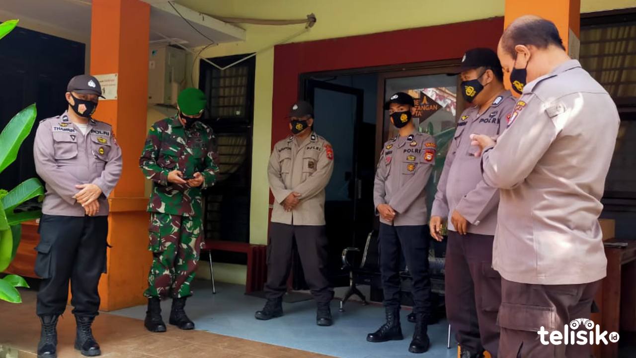 Personel Polres Gowa bersama Kodim 1408 Hasanuddin berjaga di depan ruangan media center KPU Gowa saat penyortiran surat suara. Foto: Rezki Mas'ud/Telisik