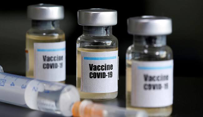 Vaksin COVID-19 dan jarum suntik medis. Foto: Repro Reuters