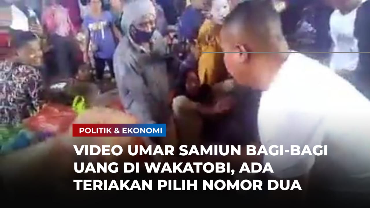 Screenshot video Umar Samiun (baju putih) saat bagi-bagi uang. Foto: Ist.