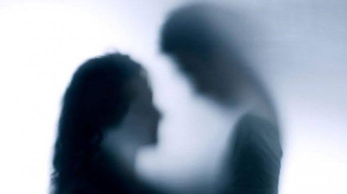 Tidak adanya perhatian yang utuh menjadikan perempuan akhirnya berpaling ke orang lain. Sementara pria berselingkuh disebabkan karena kerap bertemu dengan perempuan yang lebih menarik dari istrinya. Foto: Repro Tribunnewsmaker.com