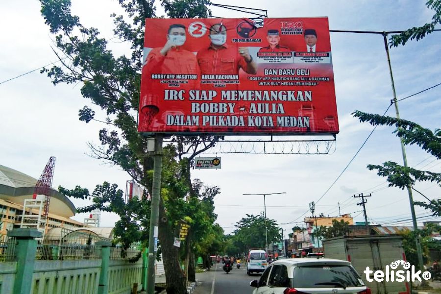 Baliho bergambar Calon Wali Kota Medan, yang juga adalah menantu Joko Widodo, Bobby Nasution. Foto: Ones Lawolo/Telisik