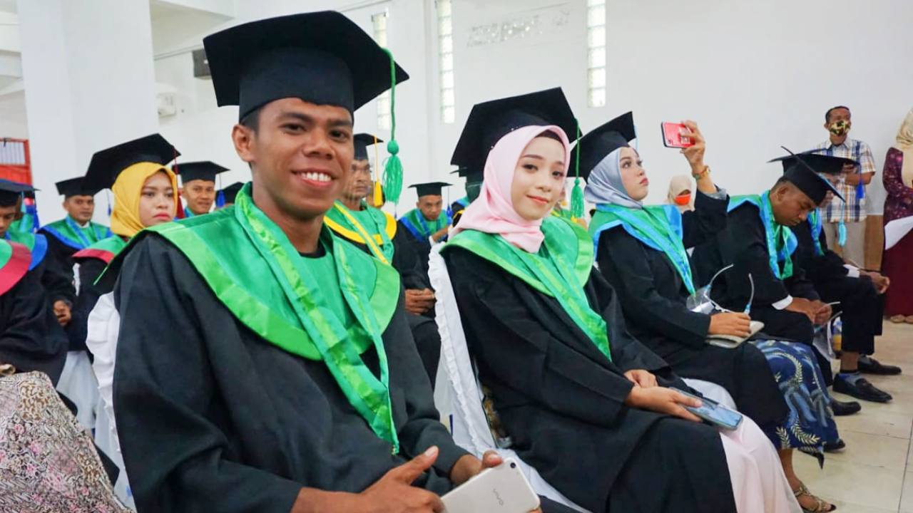 Ridwan Amsyah (paling kiri), saat menerima beasiswa sebagai mahasiswa terbaik. Foto: Ist.