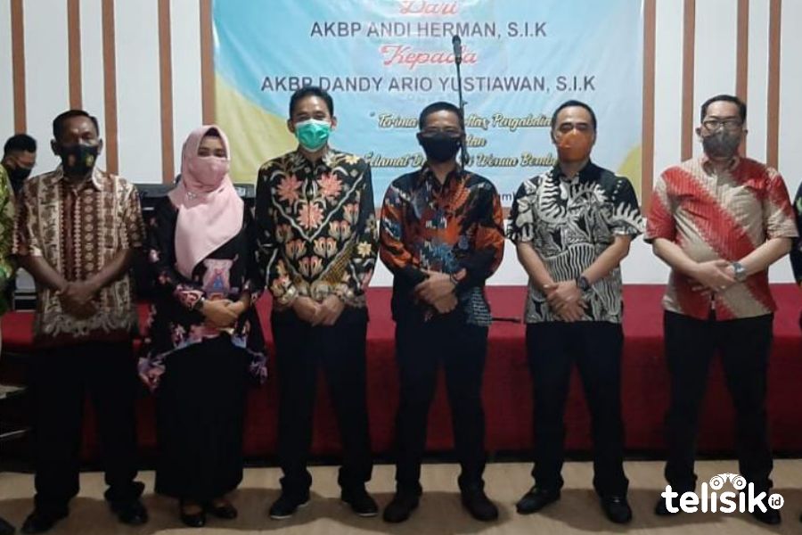 Foto bersama dalam acara pisah-sambut Kapolres Bombana. Foto: Hir/Telisik