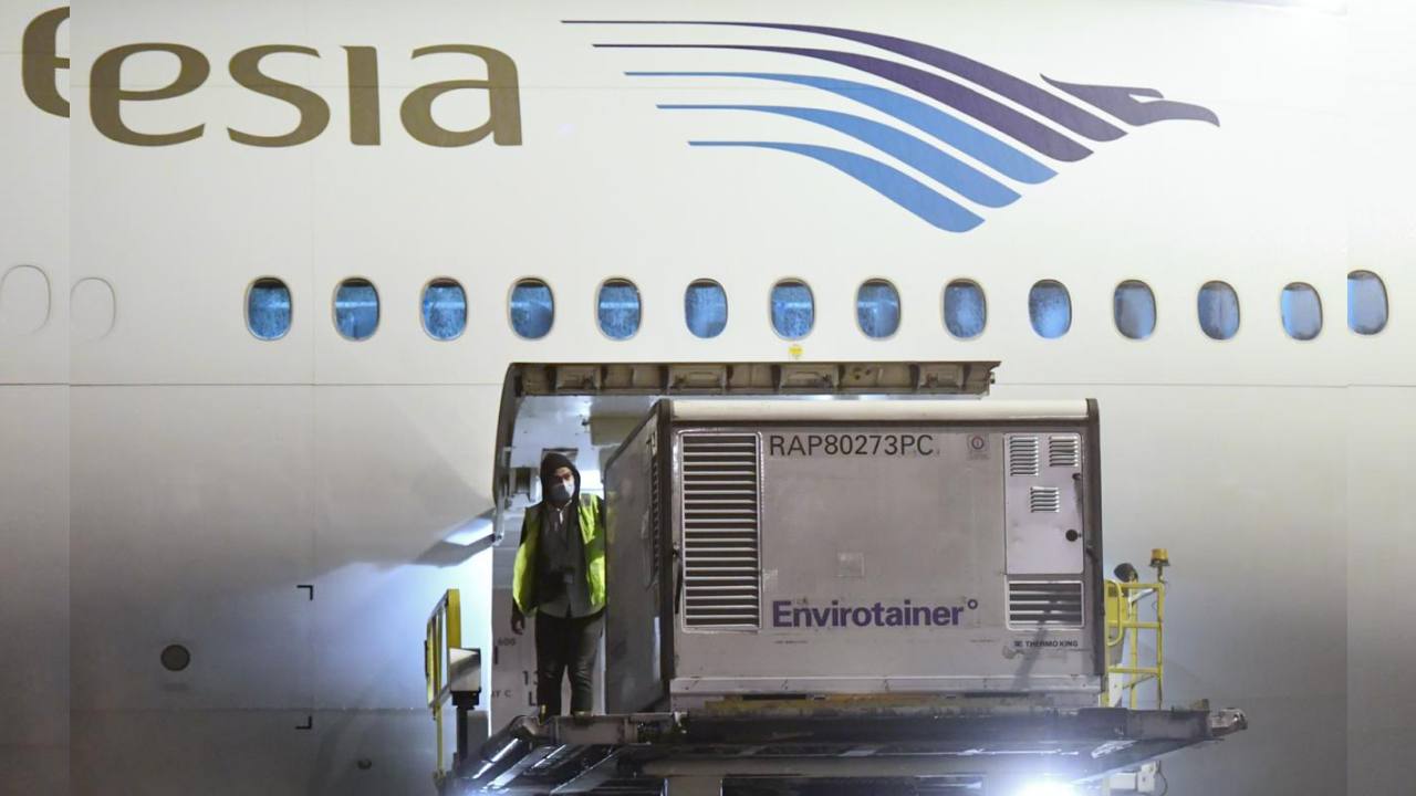 Pesawat charter milik maskapai Garuda Indonesia yang membawa 1,2 juta dosis vaksin COVID-19 tiba di Bandar Udara Soekarno Hatta, Tangerang, Banten, Minggu (06/12/2020) malam. Foto: Ist.