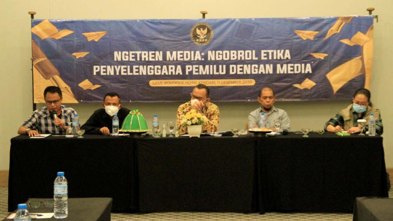 CEO Telisik.id, M Nasir Idris, S.Ag (paling kiri), Direktur Kendari Pos, La Ode Diada Nebansi (kedua dari kiri) anggota DKPP RI, Dr. H. Alfitrah Salamm, APU, (paling tengah), Dosen Ilmu Politik UHO, Dr. La Ode Harjuddin (kedua dari kanan). Foto: Ist.