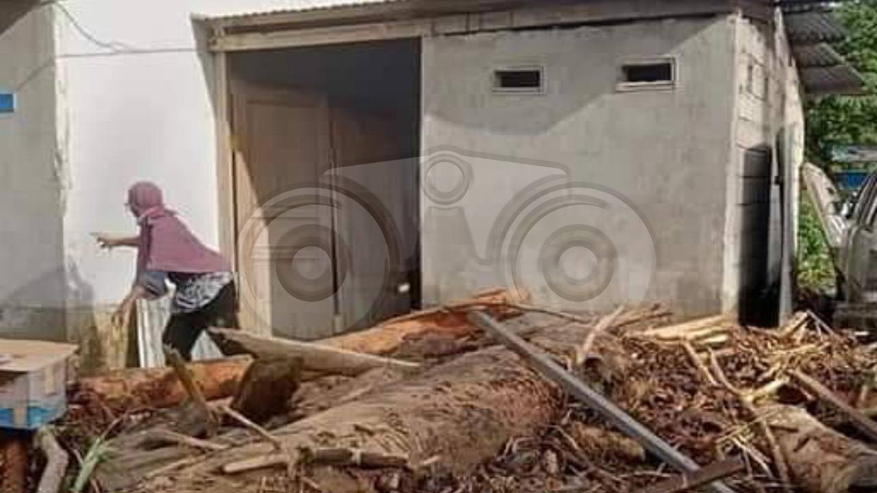 Salah satu rumah warga yang terkena dampak banjir bandang di Kolaka Utara. Foto: Muh. Risal/Telisik