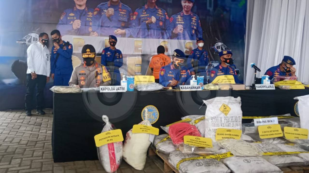Kabaharkam Mabes Polri, Komjen Agus saat konferensi pers penangkapan pabrik bom ikan. Foto: Try Wahyudi/Telisik