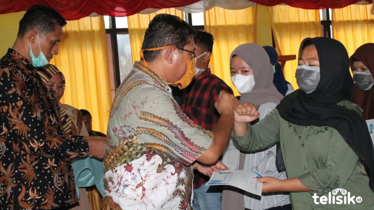Suasana penyerahan Beasiswa Bersinar secara simbolis kepada mahasiswa dan pelajar. Foto: Mohamad Lukman Saputra/Telisik
