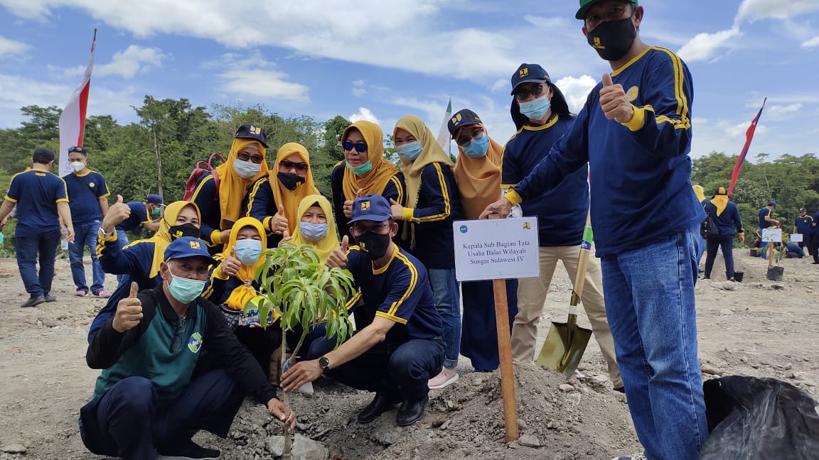 Kasubag Tata Usaha, Muh. Hatta (duduk paling kanan) beserta staf lainnya saat melakukan penanaman pohon. Foto: Ist.