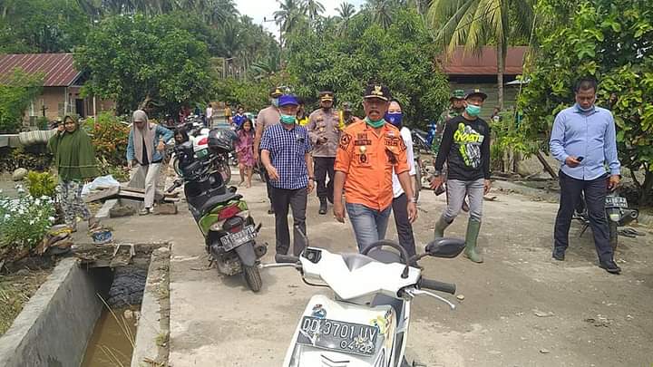 Bupati Kolaka Utara, Drs. H. Nur Rahman Umar, MH bersama Ketua DPRD Kolut, Buhari, S.Kel., M.Si serta forkopimda Kolut saat meninjau lokasi bencana. Foto: Ist.