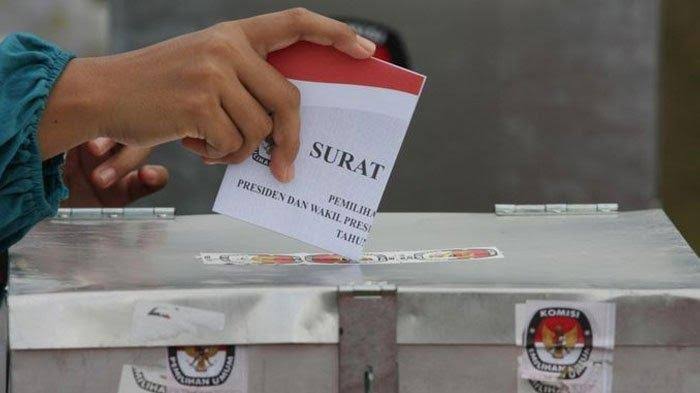 Ilustrasi penyerahan surat suara. Foto: Repro tribunnews.com