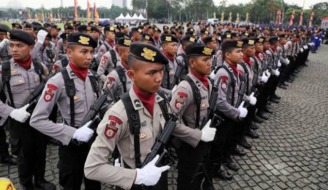 Suasana sejumlah personel kepolisian berbaris rapi. Foto: Repro akurat.co