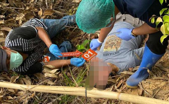 Korban Joko Trisilo saat ditemukan di Hutan Allo Jaya, Kelurahan Watubangga. Foto: Ist.