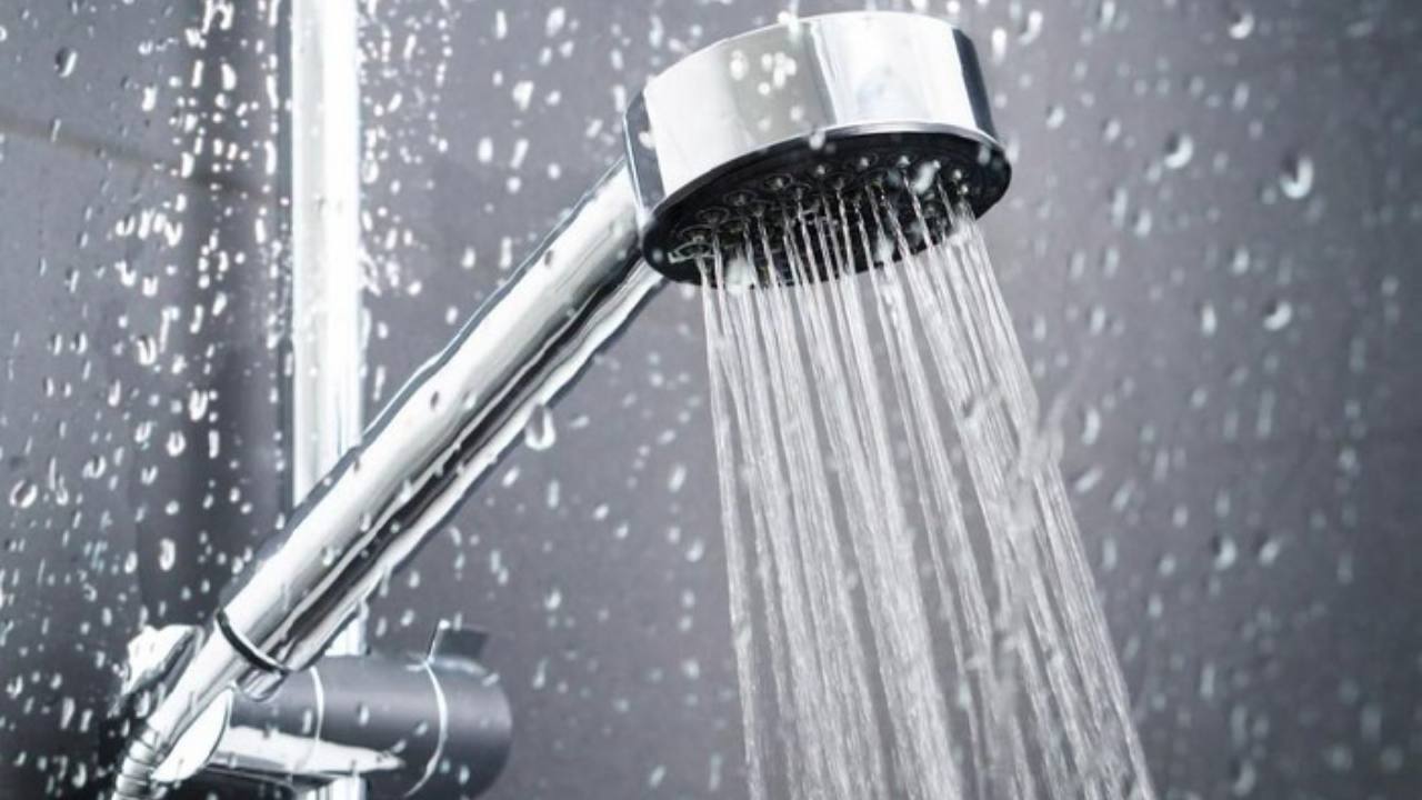 Ada kondisi tertentu yang mewajibkan seseorang harus menyucikan dirinya dengan cara mandi. Foto: Repro detik.com