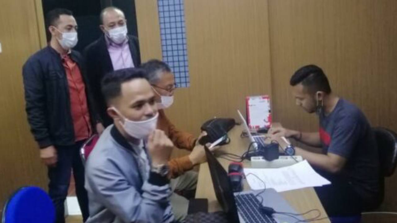Tim kuasa hukum keluarga Jusuf Kalla saat melaporkan Calon Wali Kota Makassar di Polda Sulsel. Foto: Ist.
