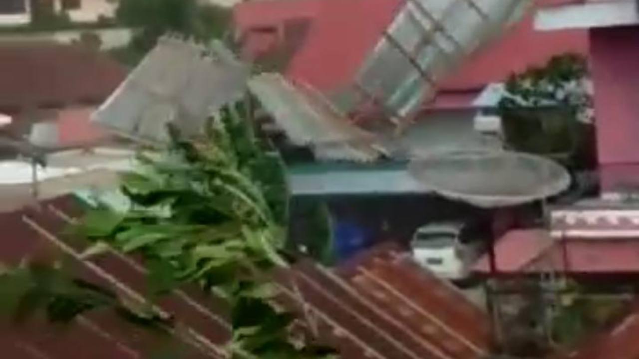 Screenshot video Angin Puting Beliung yang menerjang Kota Kendari. Foto: Ist.