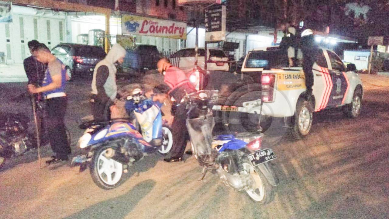 Motor-motor milik pelaku balapan liar yang berhasil diamankan polisi. Foto: Thamrin Dalby/Telisik