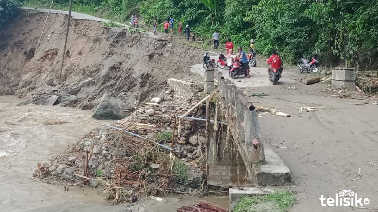 Akses jalan dari jalan poros trans Sulawesi menuju Dusun I Desa Batu Ganda Permai nyaris putus. Warga hanya bisa menggunakan kendaraan roda dua. Foto: Muh Risal/Telisik