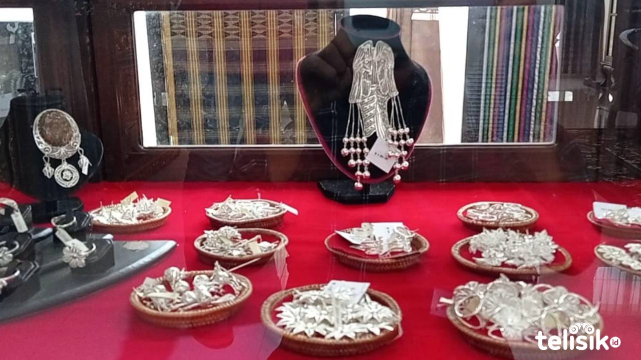 Kerajinan perak salah satu produk UMKM Sultra yang dipajang di Dewan Kerajinan Nasional (Dekranas) Daerah Sultra. Foto: Sumarlin/Telisik