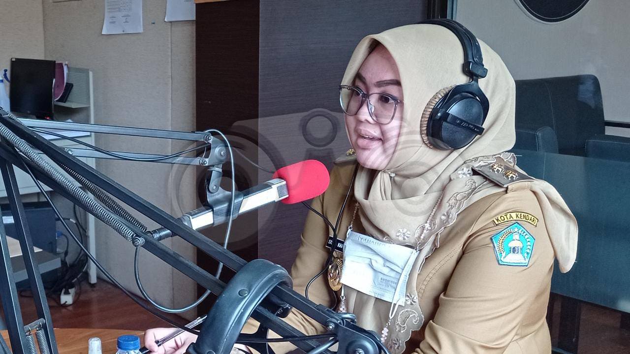 Wakil Wali Kota Kendari Siska Karina Imran, saat berdialog di RRI Kendari. Foto: Sumarlin/Telisik