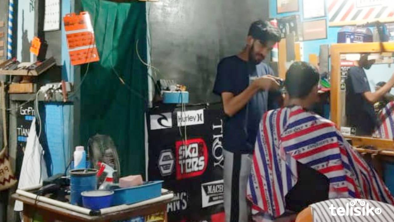 Salah satu usaha pangkas rambut yang terletak di Kelurahan Ranomeeto, Kecamatan Ranomeeto, Kabupaten Konawe Selatan. Foto: Hamka/Telisik