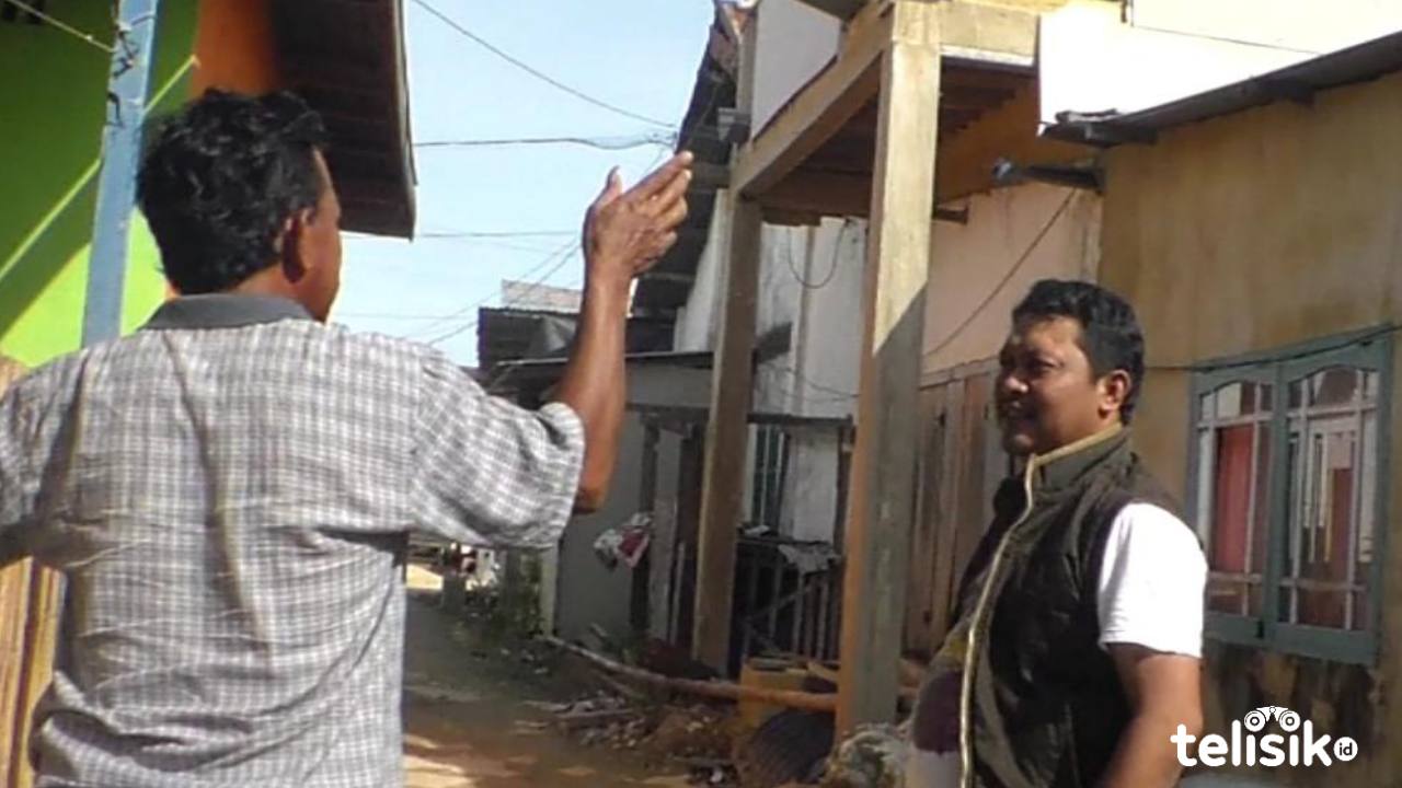 Anggota DPRD Bombana, Andi Firman saat meninjau rumah warga yang terkena angin puting beliung. Foto: Hir/Telisik