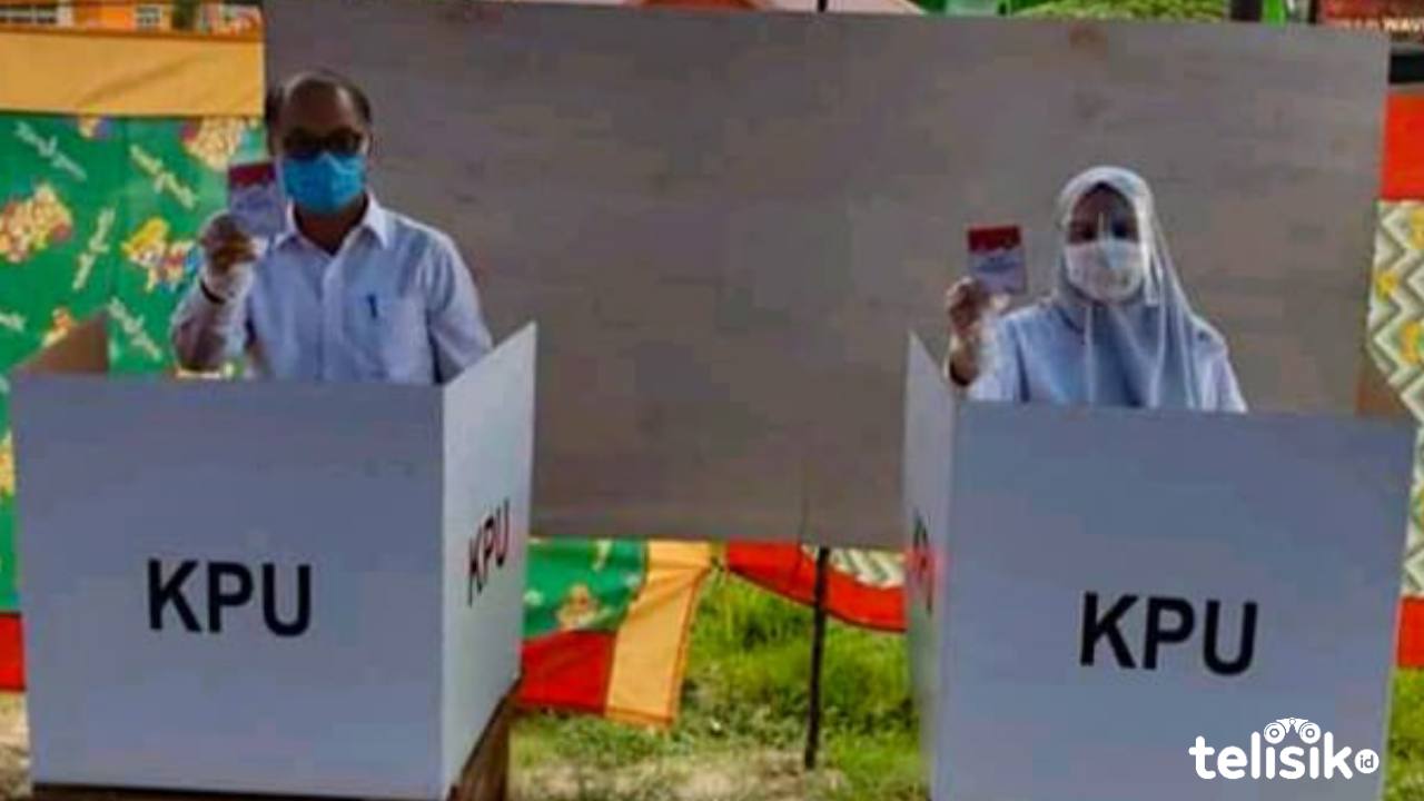 Bupati Konsel, Surunuddin Dangga saat menyalurkan hak suaranya. Foto: Hamka/Telisik
