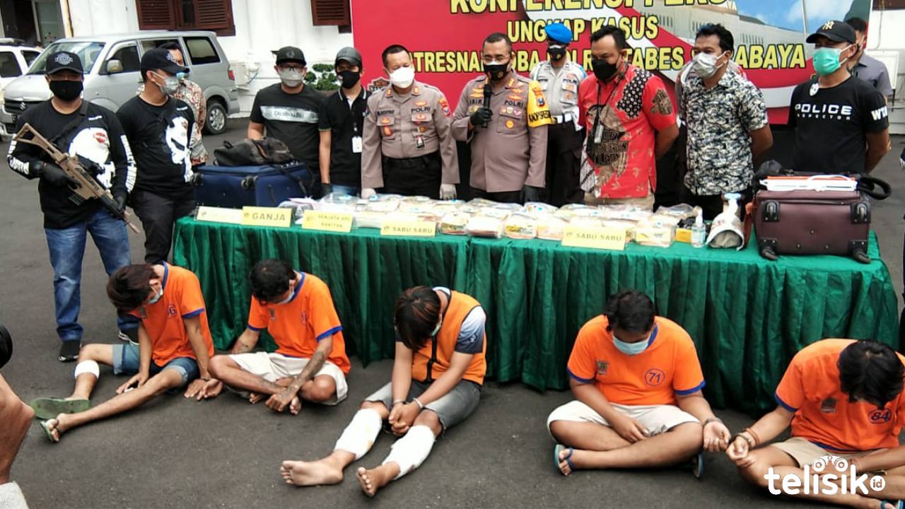 Para tersangka pengedar sabu di Mapolrestabes Surabaya. Foto: Try Wahyudi/Telisik