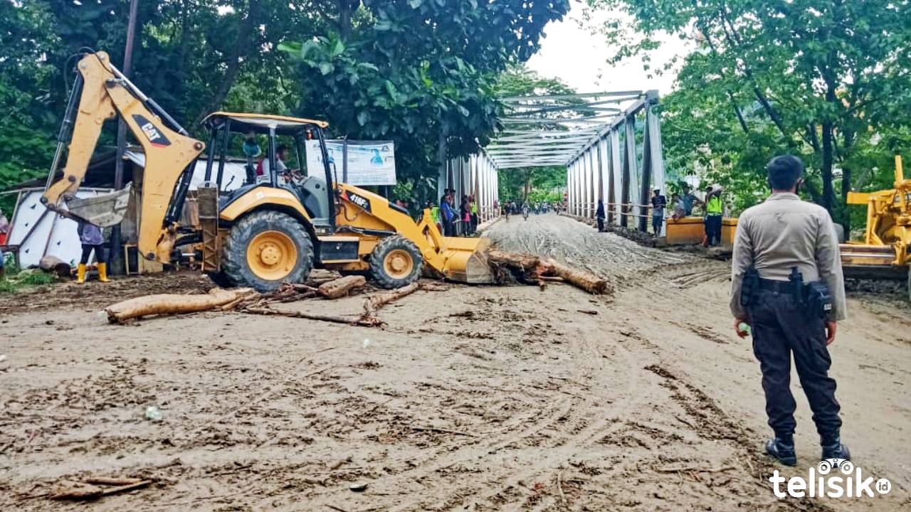Aktivitas pembersih materil lumpur dan kayu oleh Dinas PUPR, Damkar dan pihak kepolisian. Foto: Muh Risal/Telisik