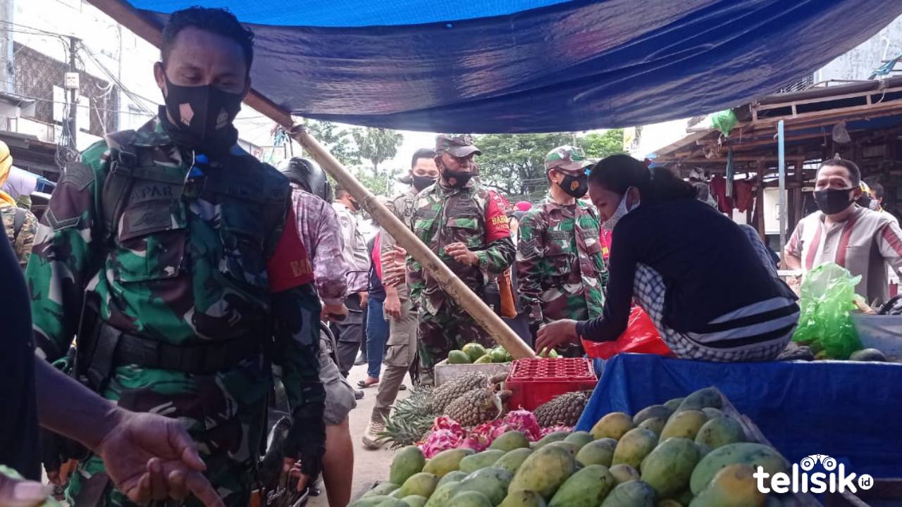 Petugas PD Pasar bersama Satpol PP dan TNI Polri memberikan arahan kepada pedagang di Pasar Terong yang berjualan di badan jalan. Foto: Rezki Mas'ud/Telisik