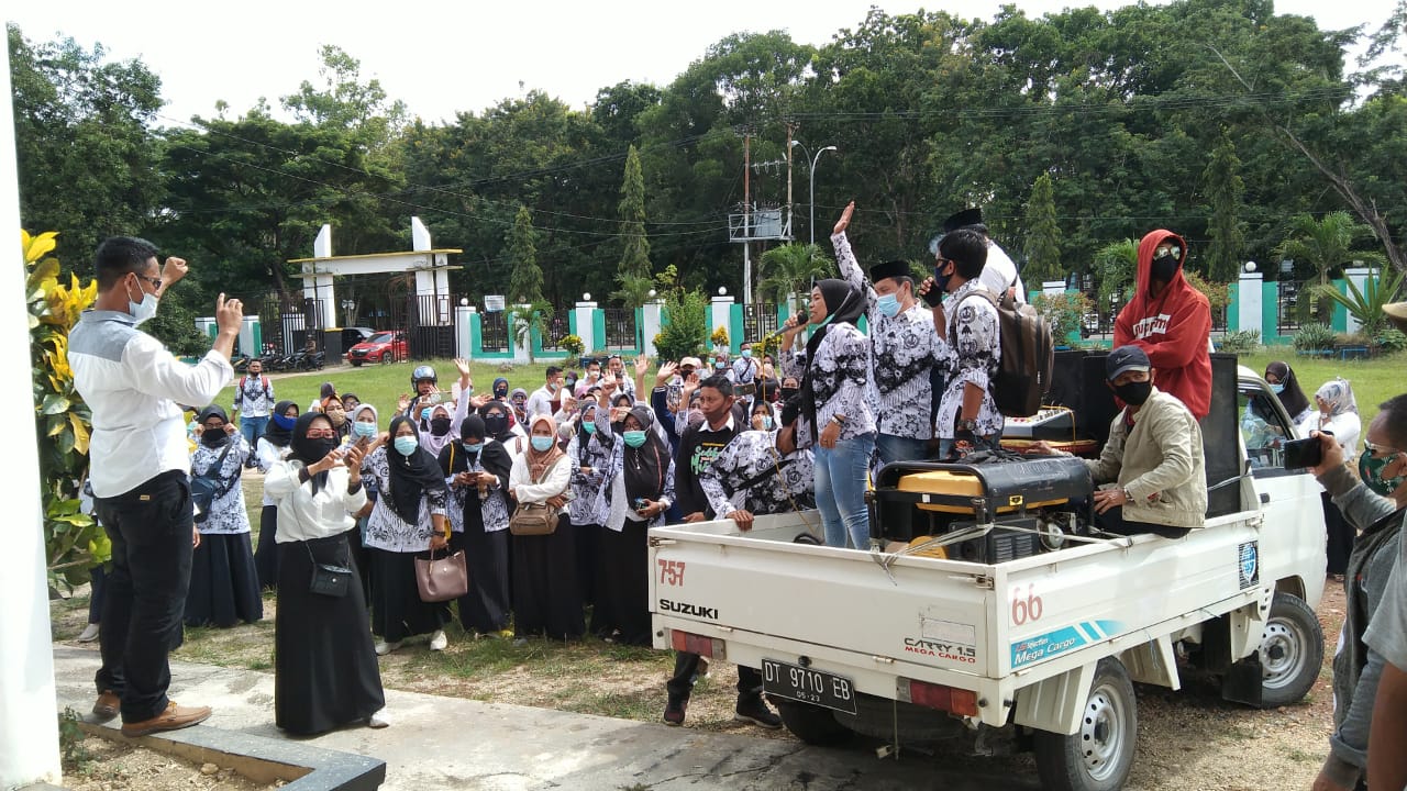 Ratusan guru honorer melakukan aksi di depan Kantor DPRD Konawe. Foto: Ist.