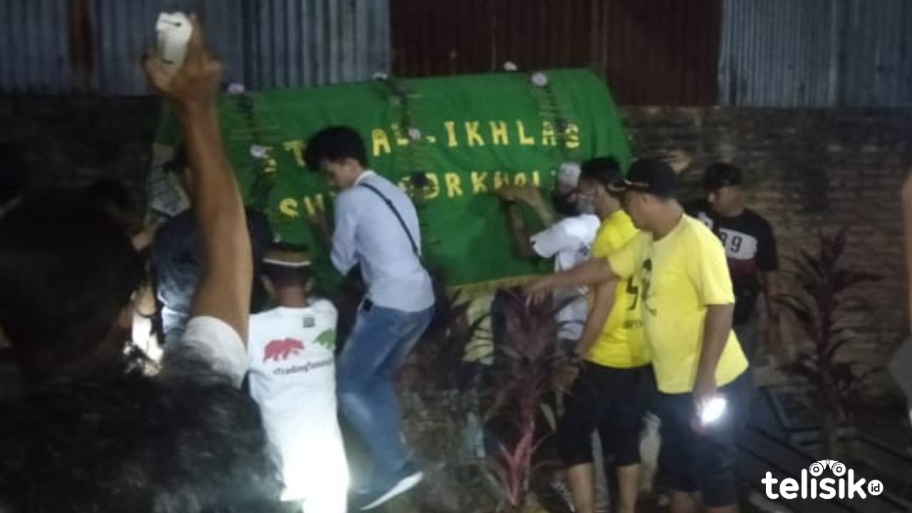 Jenazah Iqbal saat diantar ke rumah orang tuanya. Foto: Ones Lawolo/Telisik