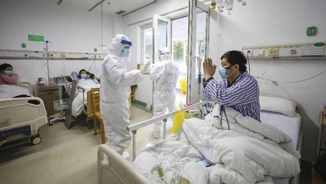 Seorang pasien COVID sedang ditangani tenaga medis. Foto: Repro cnnindonesia.com