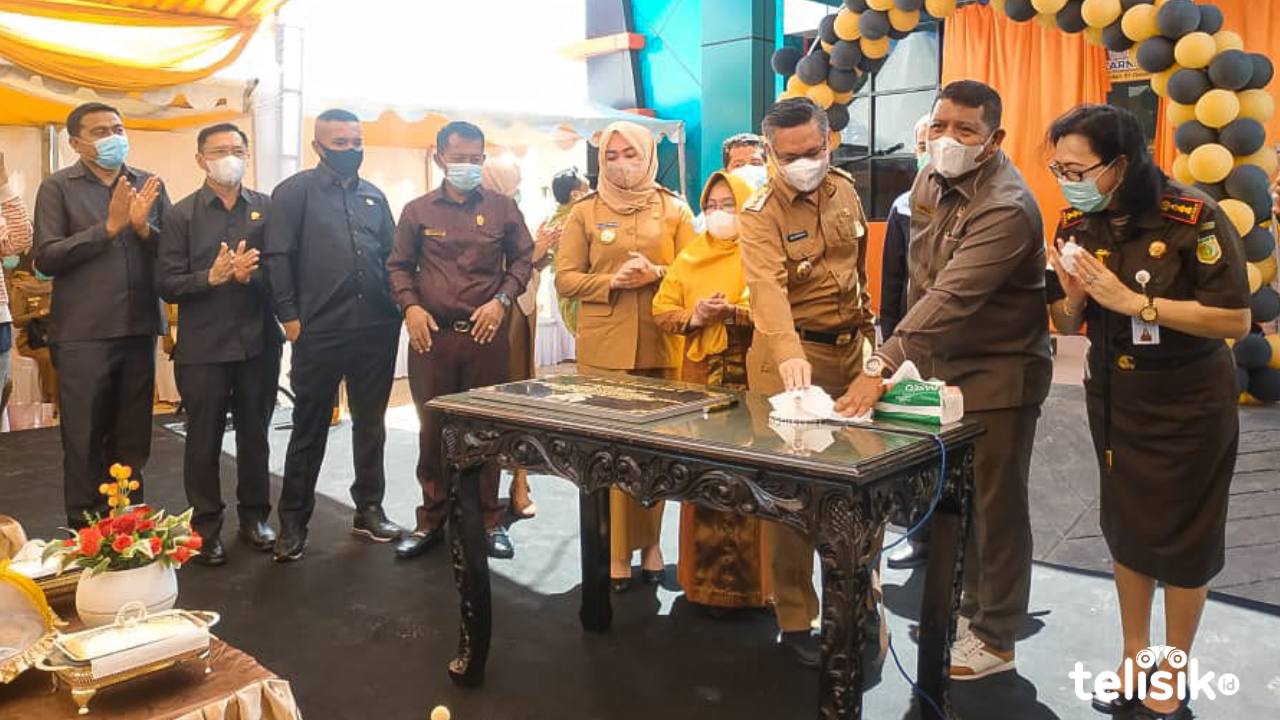 Penandatanganan prasasti peresmian gedung Infection Center oleh Wali Kota Kendari didampingi Ketua DPRD Kota Kendari. Foto: Sasmiraza/Telisik
