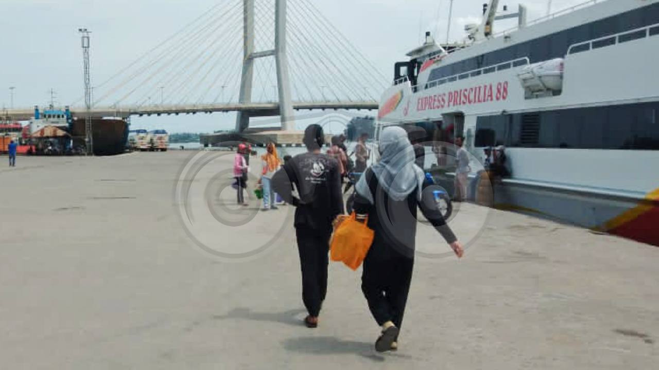 Suasana penumpang di pelabuhan Nusantara Kendari. Foto: Musdar/Telisik