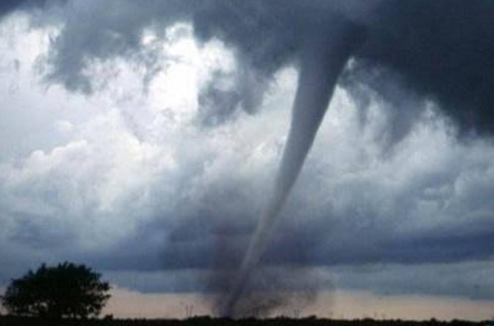 Pembentukan awan yang merupakan pertanda akan datangnya angin puting beliung. Foto: Repro Google.com