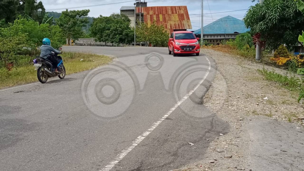 Tikungan di jalan Trans Sulawesi, Desa Simbula, Kecamatan Katoi, Kabupaten Kolaka Utara. Foto: Muh.Risal/Telisik