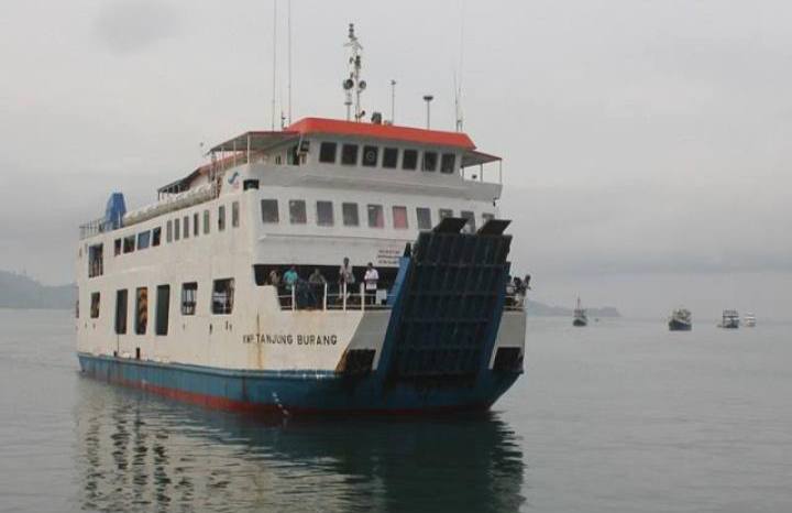 Penumpang  Amolengo-Labuan Sepih. Foto: Repro Indonesiaferry.co.id