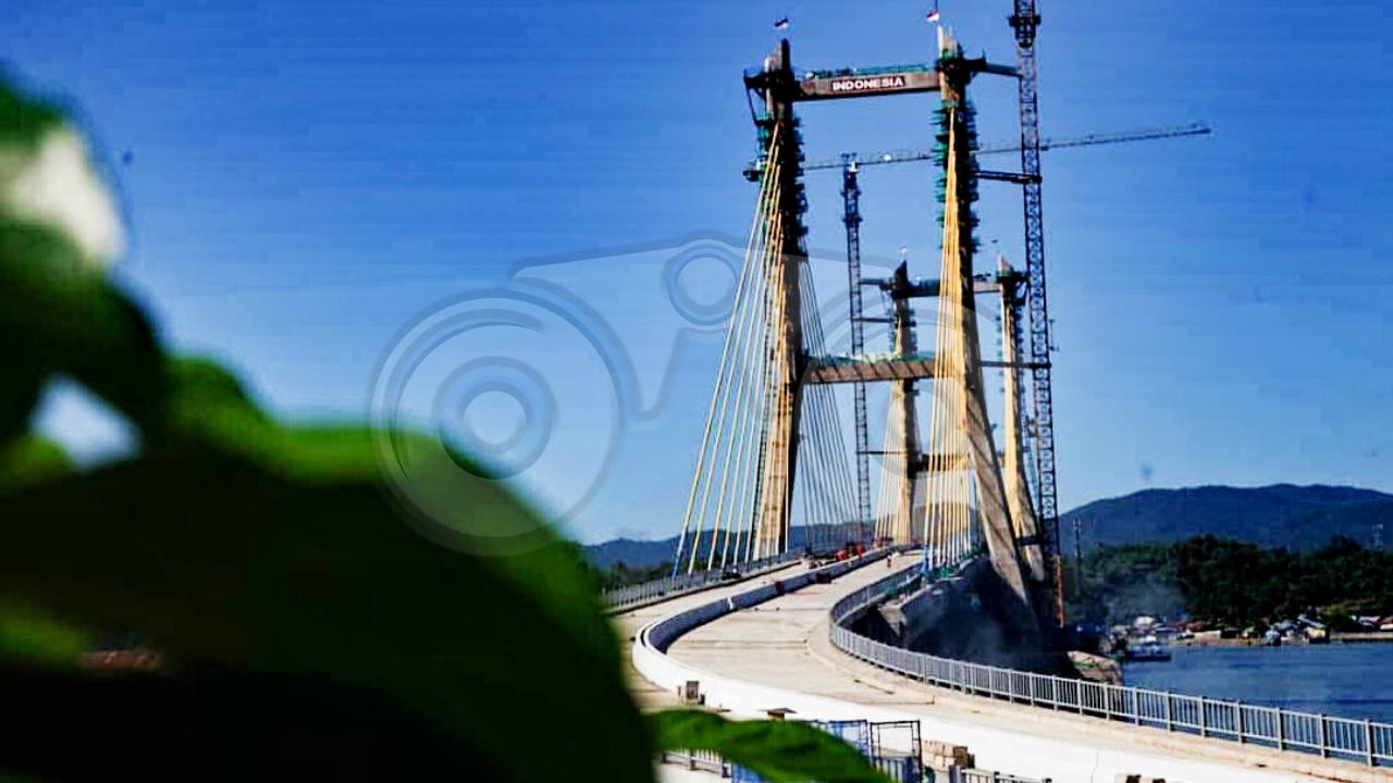 Jembatan Teluk Kendari rencana akan ditutup untuk pedagang jelang perayaan Nataru. Ikon Kota Kendari ini hanya digunakan sebagai lintasan kendaraan. Foto: Sumarlin/Telisik