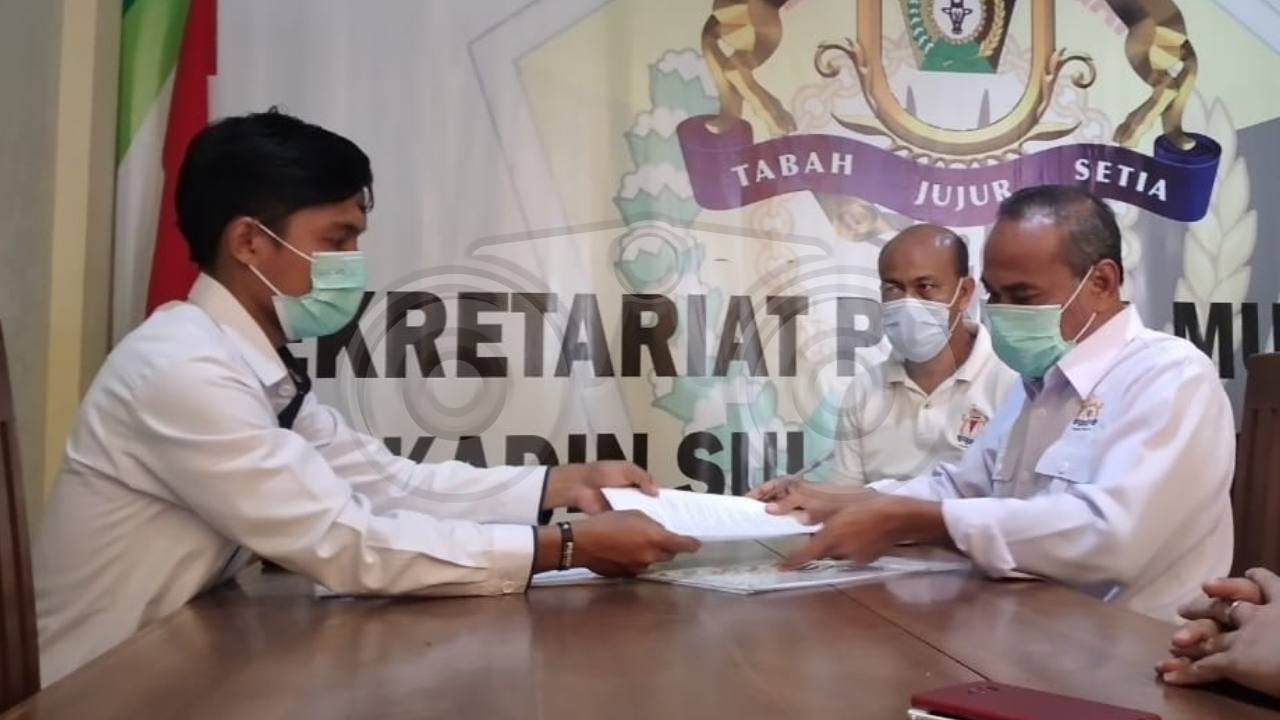 Ketua Kadin Sultra, La Mandi saat mengambil formulir pendaftaran Calon Ketua Kadin 2021-2026. Foto: Ibnu/Telisik
